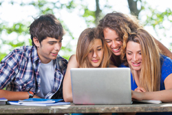 Studenten auf der Suche nach einem Dispokredit am Laptop