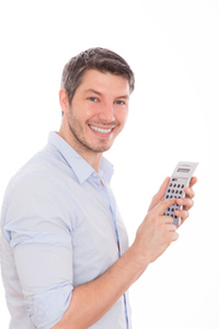 Mann auf der Suche nach einem Konto ohne Mindestgeldeingang