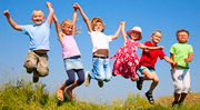 Kinder die in die Luft springen